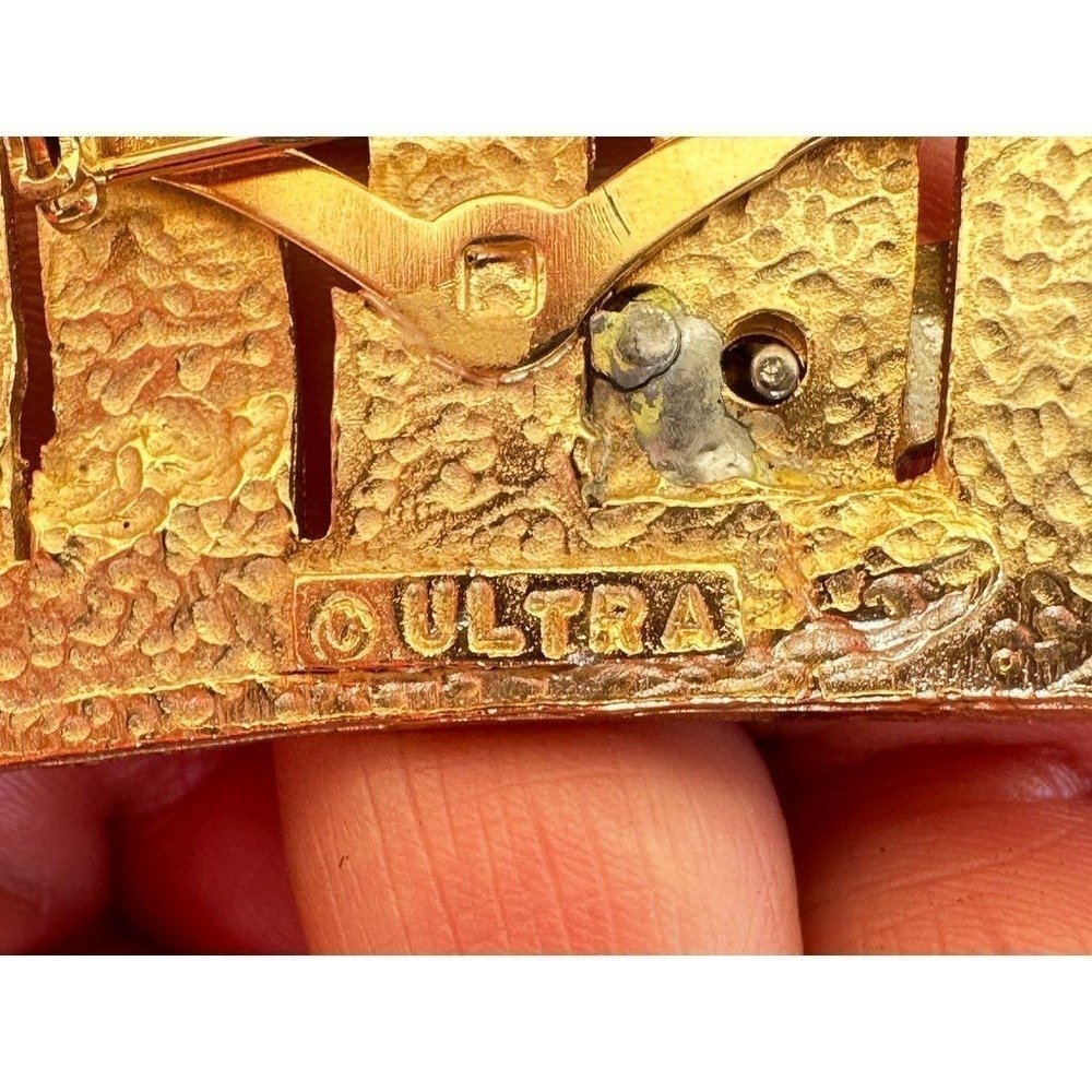 80s Vintage Ultra craft 3D pin brooch Gold Tone Pewter City Scape Dancers - Picture 4 of 4